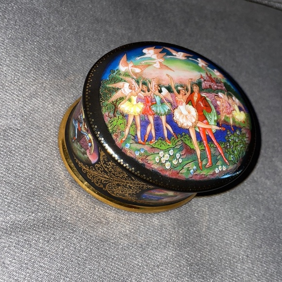 Vintage Ardleigh Elliott & Sons Porcelain Trinket music box. - Picture 5 of 10